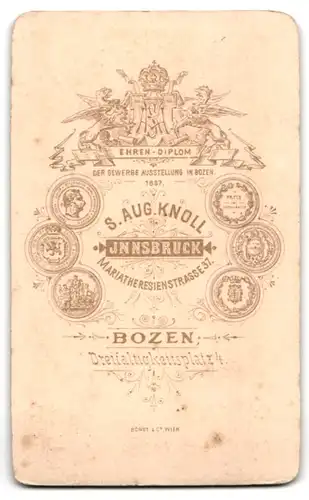 Fotografie S. Aug. Knoll, Innsbruck, Mariatheresienstr. 37, Junge Dame mit Hochsteckfrisur und Kreuzkette