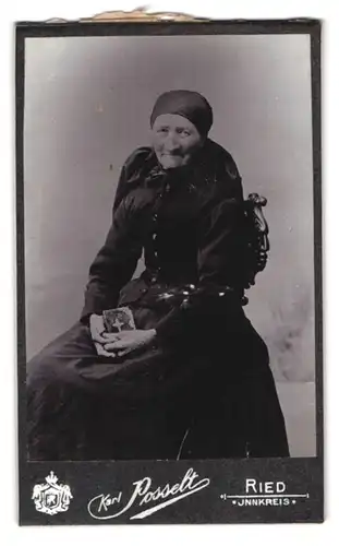 Fotografie Karl Posselt, Ried, Kirchenplatz 17, Ältere Dame in hübscher Kleidung mit Kopftuch