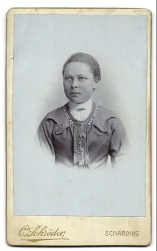 Fotografie C. Schröder, Schärding, Junge Dame mit zurückgebundenem Haar