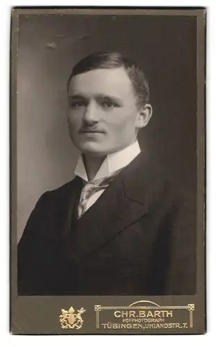 Fotografie Chr. Barth, Tübingen, Uhlandstr. 7, Junger Herr im Anzug mit Krawatte