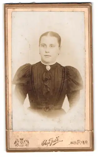 Fotografie Olga Falb, Ried /Innkreis, Junge Dame im Kleid mit Kragenbrosche