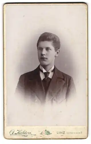 Fotografie A. Kaldori, Linz, Spittelwiese 5, Junger Herr im Anzug mit Krawatte