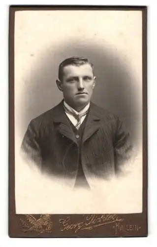 Fotografie Georg Pichler, Hallein-Burgfried, Junger Herr im Anzug mit Krawatte