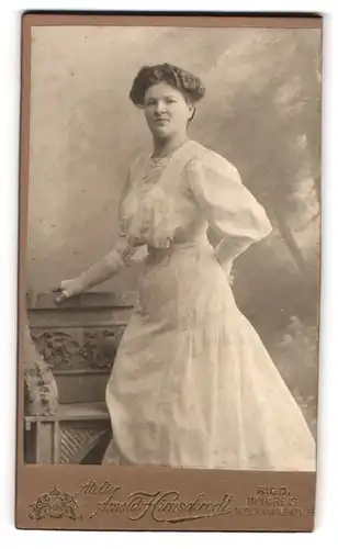 Fotografie Arnold Hirnschrodt, Ried /Innkreis, Junge Dame im weissen Kleid