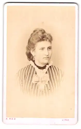 Fotografie August Red, Linz, Junge Dame mit hochgestecktem Haar