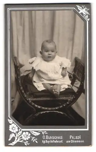 Fotografie O. Blaschke, Prien am Chiemsee, Süsses Kleinkind im Kleid mit nackigen Füssen