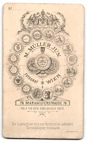 Fotografie M. Müller jun., Wien, Mariahilferstr. 76, Junge Dame im Kleid mit Medaillon