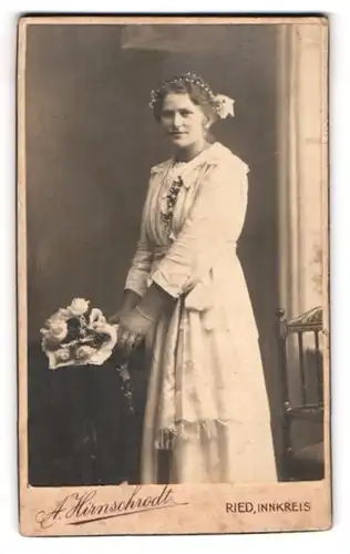 Fotografie A. Hirnschrodt, Ried /Innkreis, Junge Dame im Kleid mit Blumenstrauss