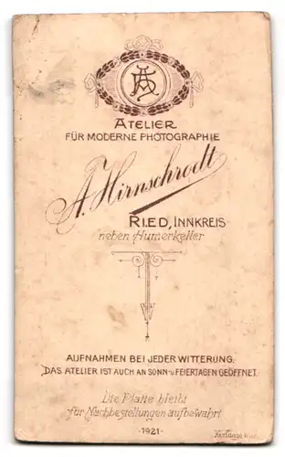 Fotografie A. Hirnschrodt, Ried /Innkreis, Junge Dame im Kleid mit Blumenstrauss