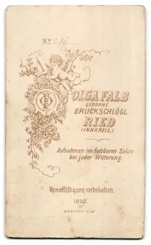 Fotografie Olga Falb, Ried /Innkreis, Junge Dame im modischen Kleid