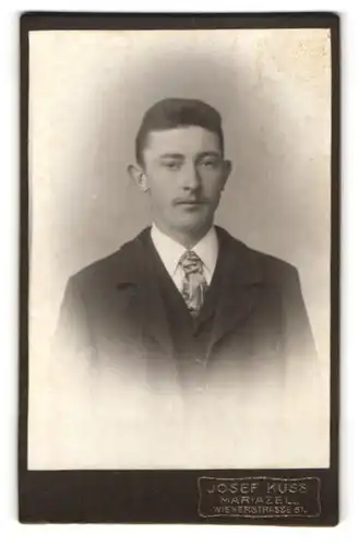 Fotografie Josef Kuss, Mariazell, Wienerstr. 61, Junger Herr im Anzug mit Krawatte