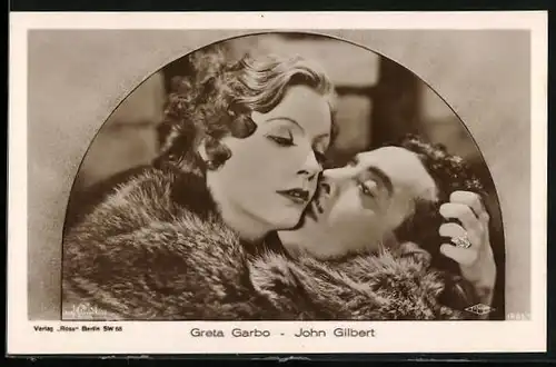 AK Schauspielerin Greta Garbo in Pelz umschlingt Schauspieler John Gilbert