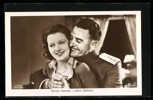 AK Schauspielerin Greta Garbo und Schauspieler John Gilbert in inniger Pose