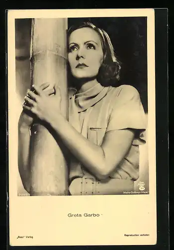 AK Schauspielerin Greta Garbo klammert sich an einen Pfahl