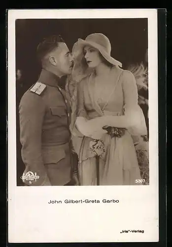 AK Schauspielerin Greta Garbo und Schauspieler John Gilbert starren sich an