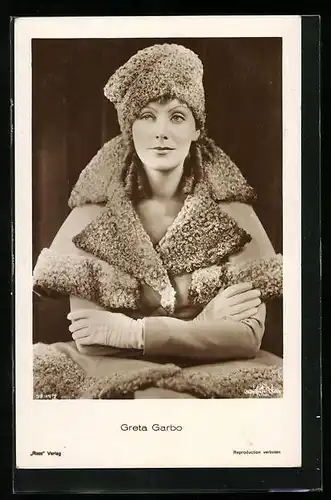 AK Schauspielerin Greta Garbo in Pelz gekleidet mit Lederhandschuhen