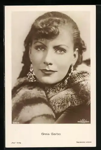 AK Schauspielerin Greta Garbo im Pelz mit Brilliantschmuck