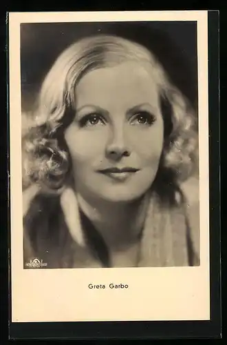 AK Schauspielerin Greta Garbo mit freundlichen Lächeln