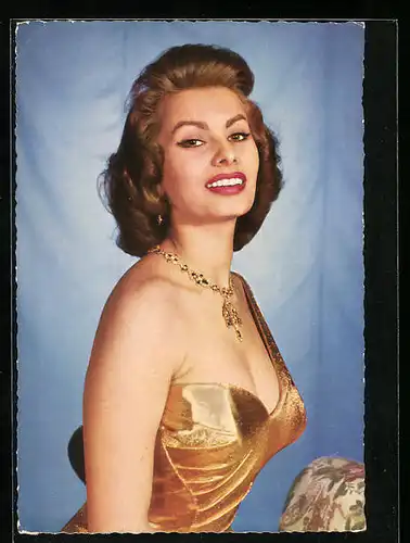 AK Schauspielerin Sophia Loren im güldenen Kleid