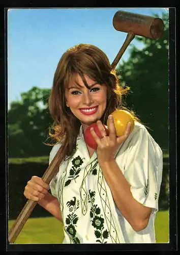 AK Schauspielerin Sophia Loren mit Crocketschläger und -bällen