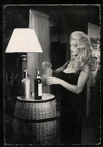 AK Schauspielerin Brigitte Bardot im schwarzen Abendkleid schenkt sich Saft ein