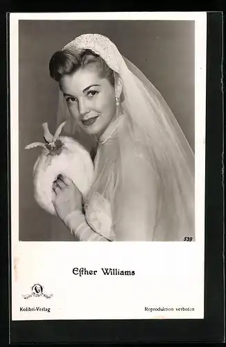 AK Schauspielerin Esther Williams im weissen Brautkleid und flauschigem Muff