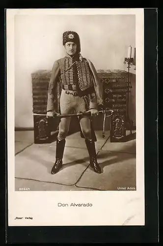 AK Schauspieler Don Alvarado in einer Filmrolle mit Uniform und Säbel