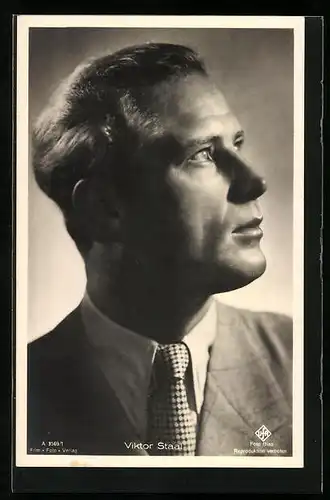 AK Schauspieler Viktor Staal mit Blick in die Ferne