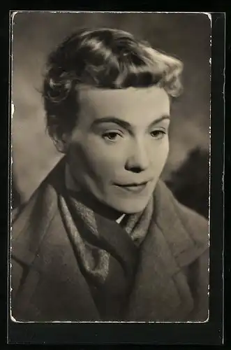 AK Schauspielerin Erika Müller-Fürstenau in einer Filmrolle mit Mantel
