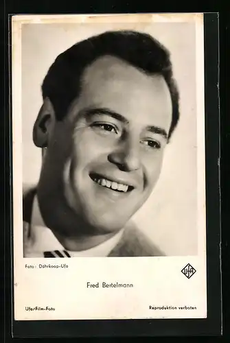 AK Schauspieler Fred Bertelmann mit freundlichem Lächeln