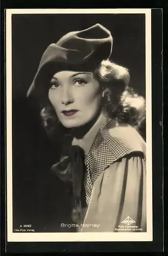 AK Schauspielerin Brigitte Horney mit blondem Haar und roten Lippen