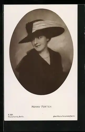 AK Schauspielerin Henny Porten mit grossem schwarzem Hut