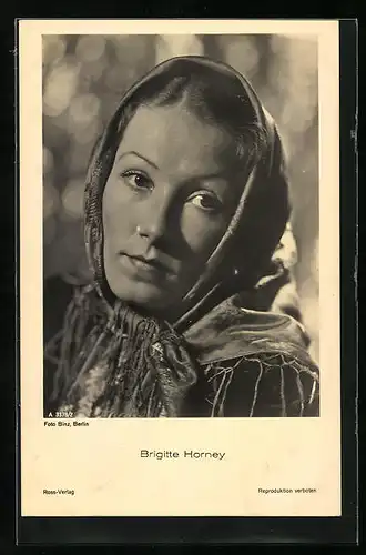 AK Schauspielerin Brigitte Horney mit Kopftuch