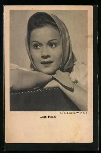 AK Schauspielerin Gusti Huber mit Kopftuch