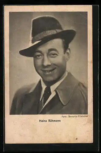 AK Schauspieler Heinz Rühmann mit Hut und Anzug