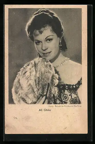 AK Schauspielerin Ali Ghito mit flauschigem Fächer