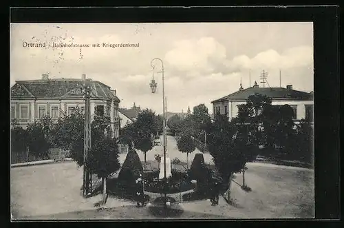 AK Ortrand, Bahnhofstrasse mit Kriegerdenkmal