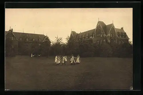 AK Leverkusen a. Rh., Spielende Kinder im Wohlfahrtspark mit Wöchnerinnenheim und Haushaltungsschule