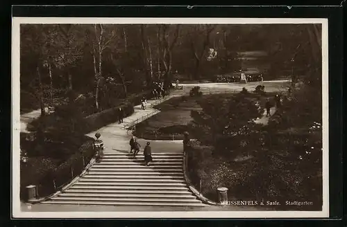 AK Weissenfels a. Saale, Menschen im Stadtgarten