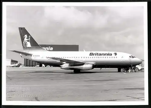 Fotografie Flugzeug Passagierflugzeug Boeing 737 der Britannia Fluggesellschaft