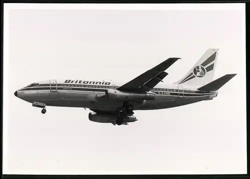 Fotografie Flugzeug Passagierflugzeug Boeing 737 der Britannia Airways im Landeanflug