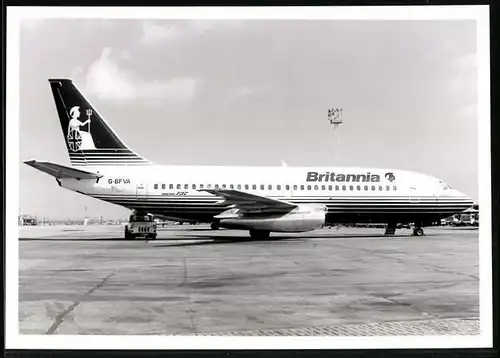 Fotografie Flugzeug Passagierflugzeug Boeing 737 der Britannia Airways
