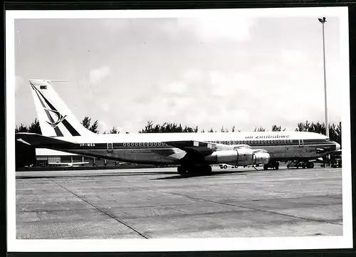 Fotografie Flugzeug Boeing 707, Passagierflugzeug der Air Zimbabwe, Kennung VP-WGA