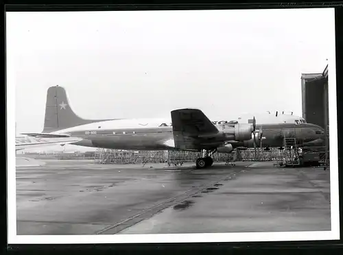 Fotografie Flugzeug Douglas DC-6, Passagierflugzeug