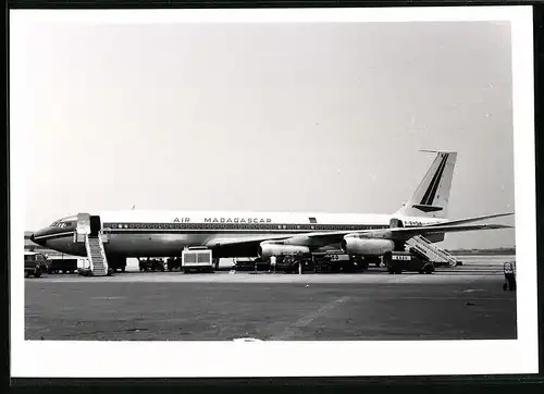 Fotografie Flugzeug Boeing 707, Passagierflugzeug der Air Madagascar, Kennung F-BHSK, Esso-Tankwagen