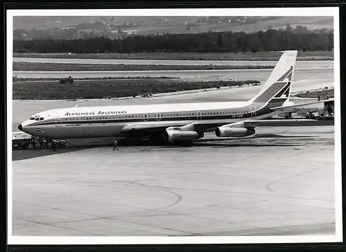 Fotografie Flugzeug Boeing 707, Passagierflugzeug der Aerolineas Argentinas, Kennung LV-LGO