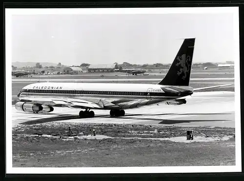 Fotografie Flugzeug Boeing 707, Passagierflugzeug der Caledonian Airways, Kennung G-AYEX