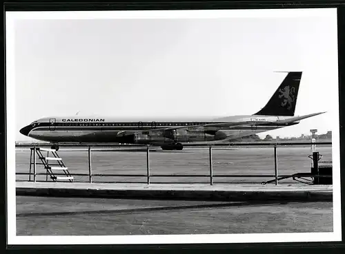 Fotografie Flugzeug Boeing 707, Passagierflugzeug der Caledonian Airways, Kennung G-AXRS