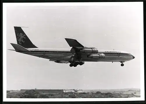 Fotografie Flugzeug Boeing 707, Passagierflugzeug der Caledonian Airways, Kennung G-AWWD