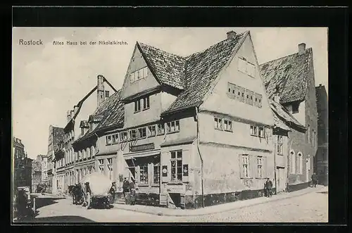 AK Rostock, Strasseneck am alten Haus bei der Nikolaikirche